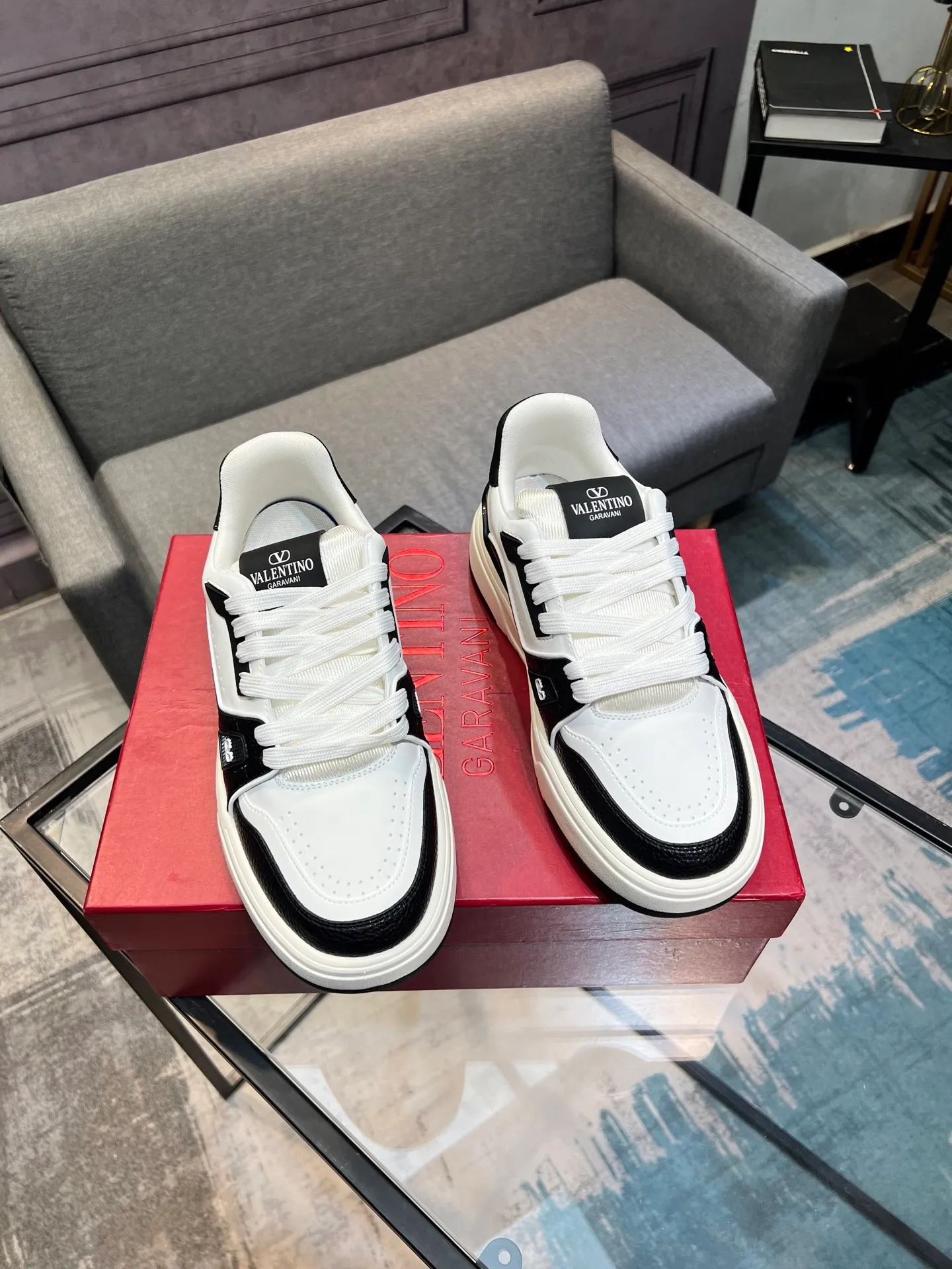 Men's men's shoes 💰660 𝑽𝒂𝒍𝒆𝒏𝒕𝒊𝒏𝒐 Valentino 𝑶𝒏𝒆𝑺𝒕𝒖𝒅 Couple's sneaker series Valentino 2025 latest couple's sneakers, celebrity style, hot sale. The original ZP was purchased and dismantled. Repeated pattern making and modification. I strive to restore the original version 1:1! Top luxury masterpiece, soft and comfortable, combining fashion and leisure, bringing excellent elegant texture and excellent on-foot comfort. Top purchase version upper: imported calfskin surface/original oil edge craftsmanship. Inner: water-dyed cowhide lining. Outsole: original development 𝐓𝐏𝐔 two-color combination outsole. Packaging: original configuration complete package. Code number: 35-44 yards. 34.45 can be customized. Can be customized (self-labeled-no label) order.